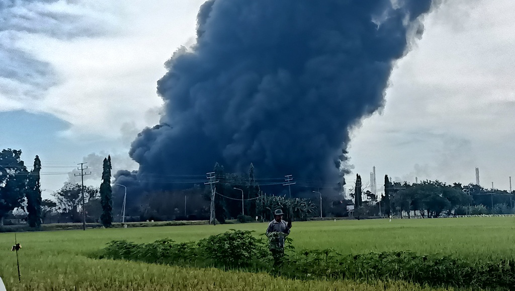 kondisi-pt-pertamina-ru-vi-balongan-yang-terbakar-senin-2932021-siang293.jpg