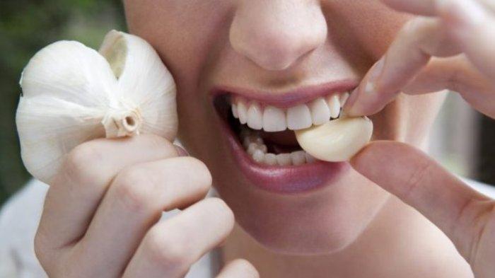 konsumsi-bawang-putih-mentah.jpg