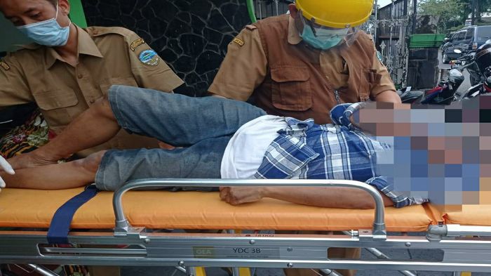 korban-meninggal-mendadak-ke-dalam-ambulans.jpg