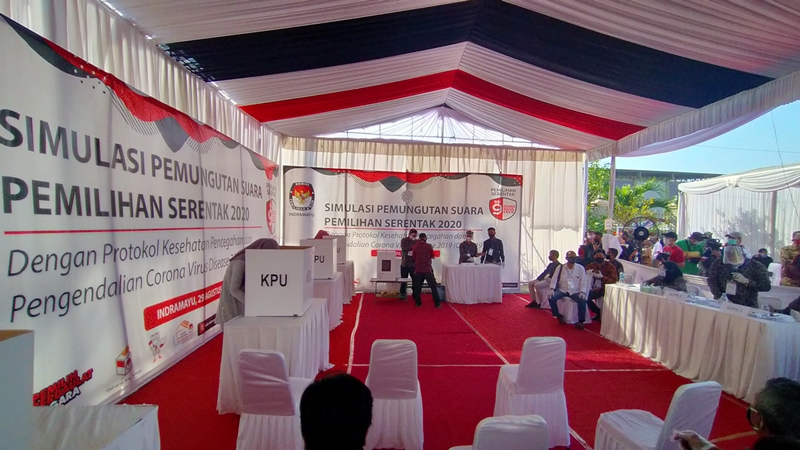 kpu-saat-menggelar-simulasi-pemungutan-suara-dalam-pilkada-serentak-2020.jpg
