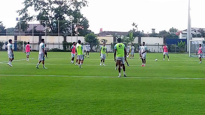 latihan-Persib-Bandung-di-lapangan-Stadion-Sidolig-28062023.jpg