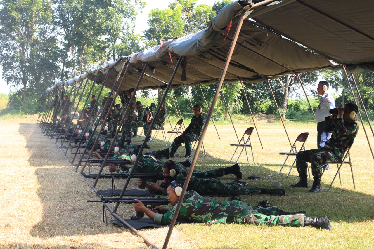 Personel Lanud Suryadarma Dilatih Kemampuan Menembak Agar Siap Menghadapi Medan Tugas