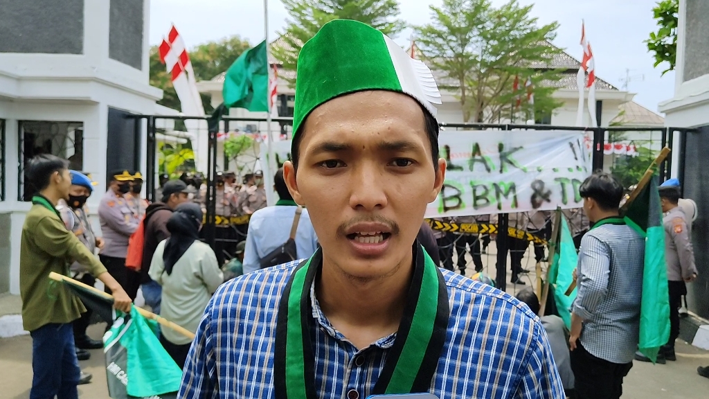 mahasiswa-hmi-saat-melakukan-aksi-unjuk-rasa-di-gedung-dprd-indramayusv.jpg