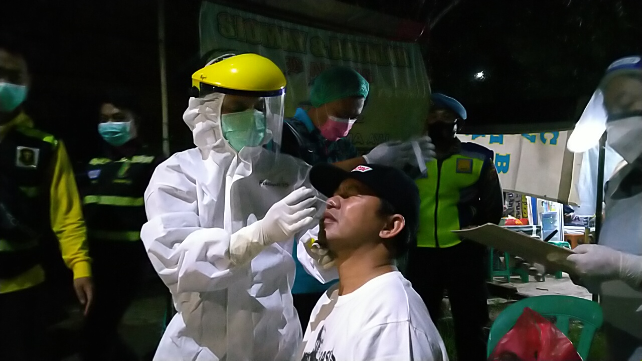 malam-minggu-di-sport-center-indramayu-puluhan-warga-dites-swab-massal.jpg