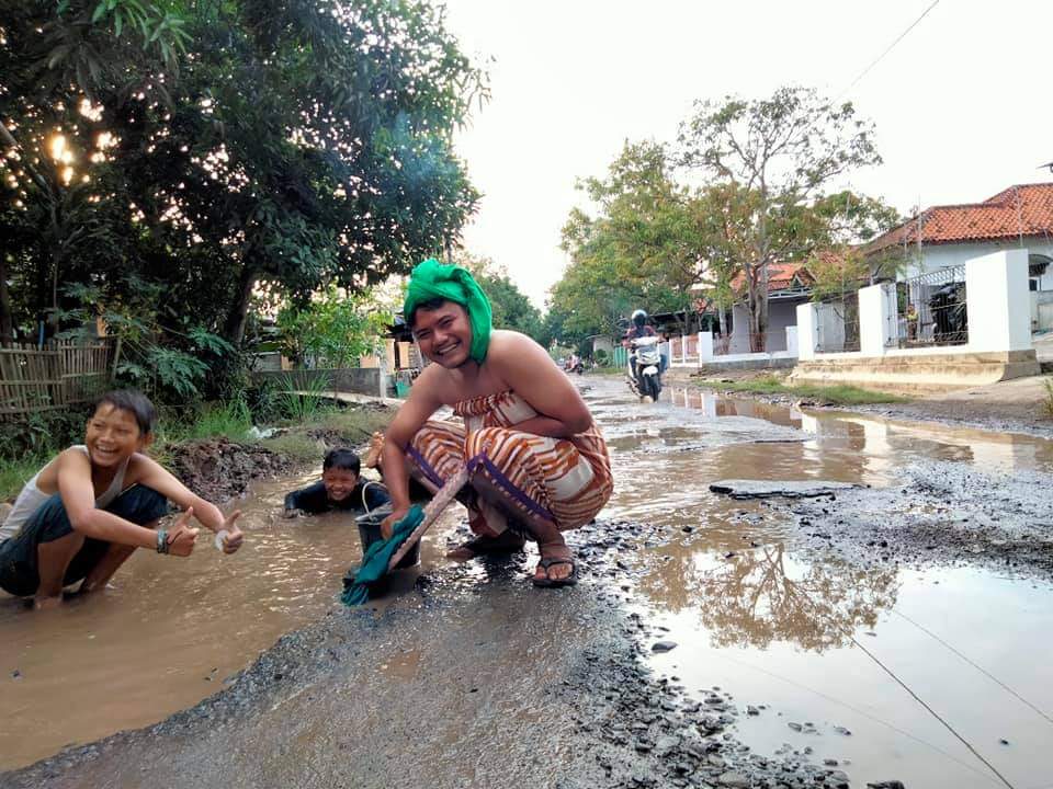 masyarakat-saat-mengkritik-rusaknya-jalan-di-kabupaten-indramayu-di-media-sosial.jpg