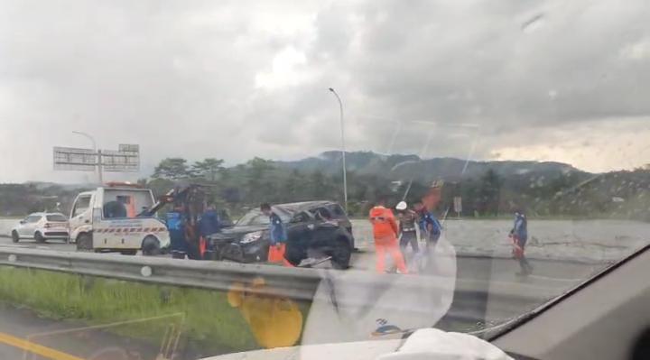 Minibus Pelat B Terbalik di Tol Cisumdawu Sumedang, Dua Orang Jadi Korban, Ini Kata Polisi