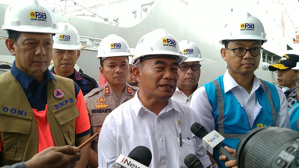 BREAKING NEWS: Menko PMK Periksa KRI Soeharso di Pelabuhan PLTU Indramayu