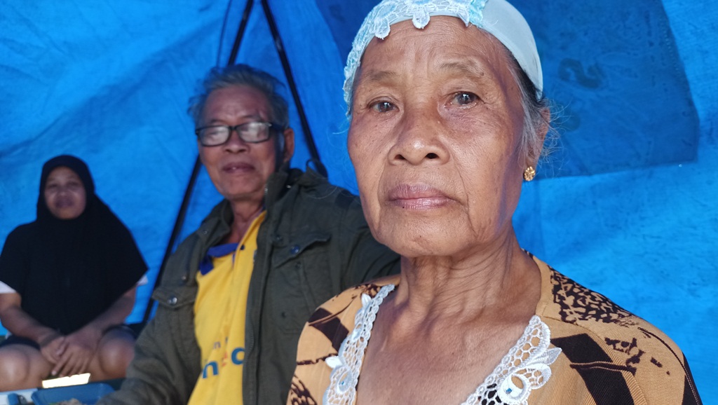 Rumahnya Diterjang Banjir, Seorang Nenek di Indramayu Ini Terpaksa Tidur di Kursi Kayu
