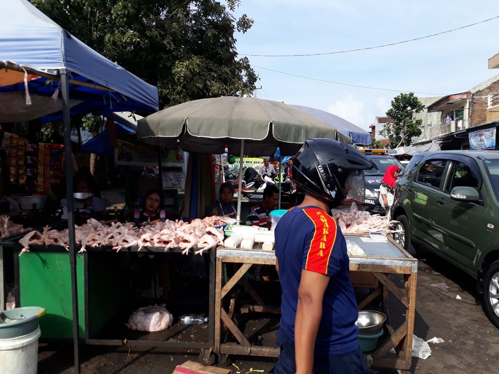 Pemkab Cirebon Berjanji Akan Tertibkan PKL di Depan Pasar Sumber