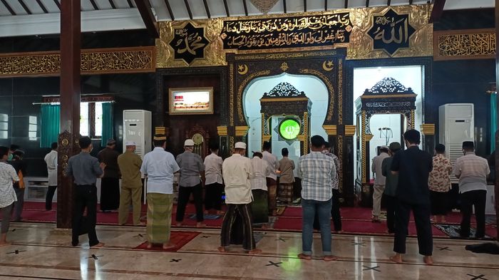 pelaksanaan-salat-zuhur-pengganti-salat-jumat-indramayu.jpg