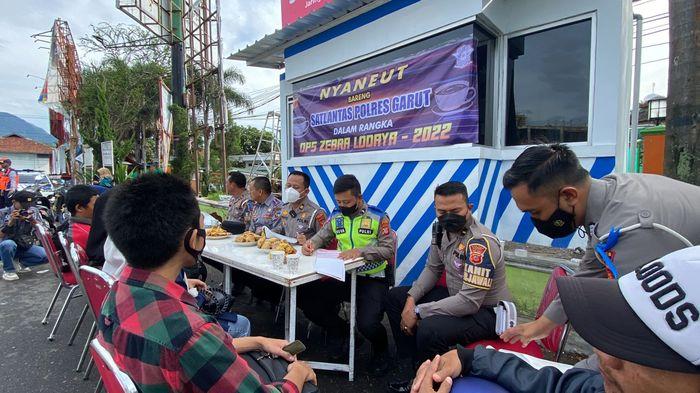 pelanggar-tilang-ngopi-bareng-polisi.jpg