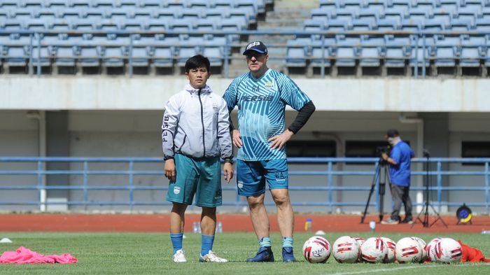 pelatih-persib-bandung-robert-alberts-dan-pelatih-fisik-yaya-sunarya.jpg