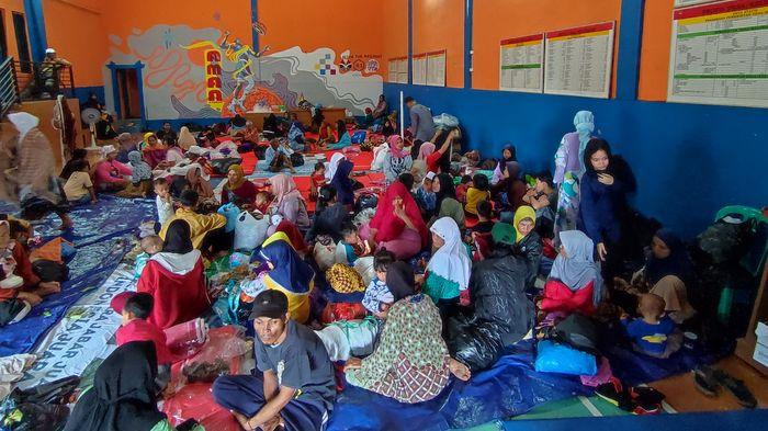 pengungsian-longsor-Cibenda-Kabupaten-Bandung-Barat-Senin-2532024.jpg