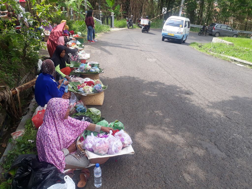 Ziarah Saat Perayaan Natal Jadi Berkah Tersendiri Bagi Penjual Bunga