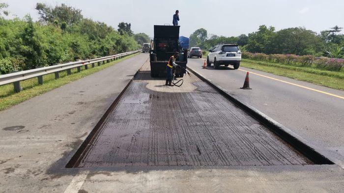 perbaikan-pemeliharaan-jalan-tol-di-KM-210-Tol-Palikanci.jpg