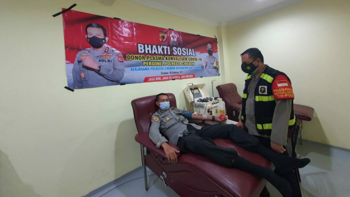 personel-polresta-cirebon-saat-menjalani-donor-plasma-darah-di-pmi.jpg