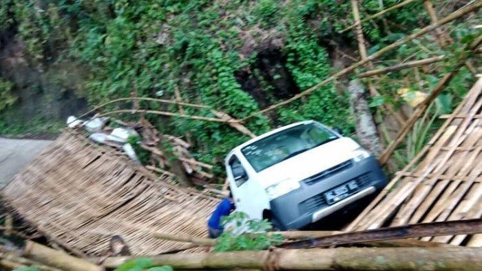 petaka-ikuti-google-maps-mobil-bak-terbuka-terperosok-ke-sungai-saat-hujan-deras.jpg