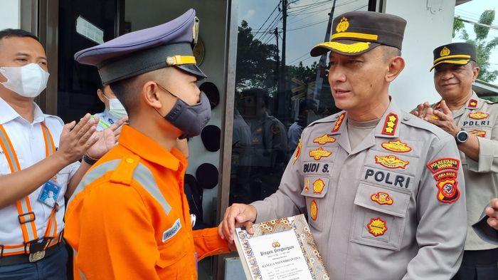 petugas-penjaga-perlintasan-kereta-api-dapat-penghargaan-1.jpg