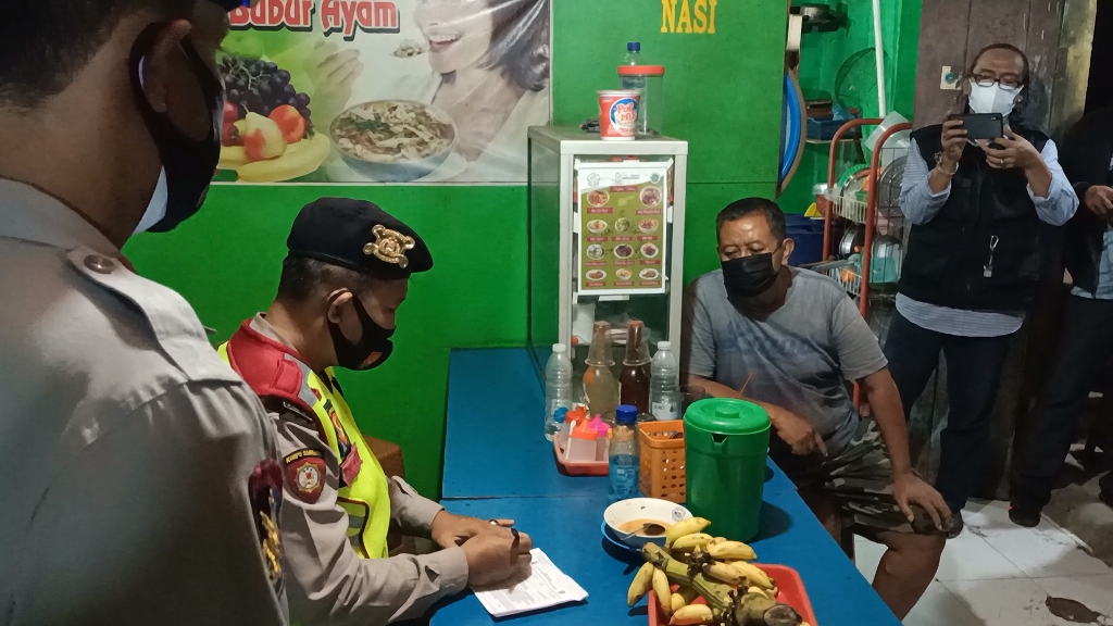 polisi-saat-melakukan-razia-pelanggar-ppkm-darurat-di-wilayah-kecamatan-jatibarangg.jpg