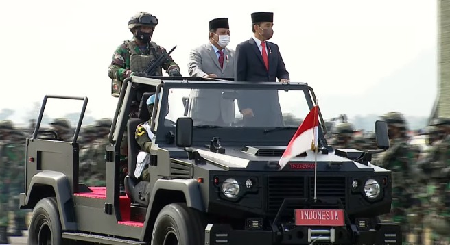 presiden-jokowi-dan-menhan-prabowo-naik-jip.jpg