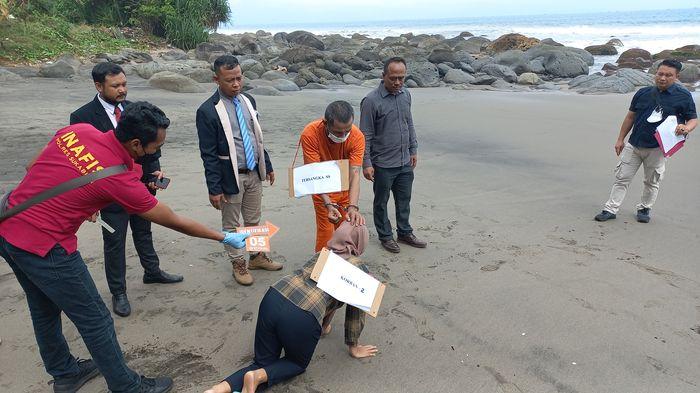 rekonstruksi-pembunuhan-dua-wanita-ujunggenteng.jpg
