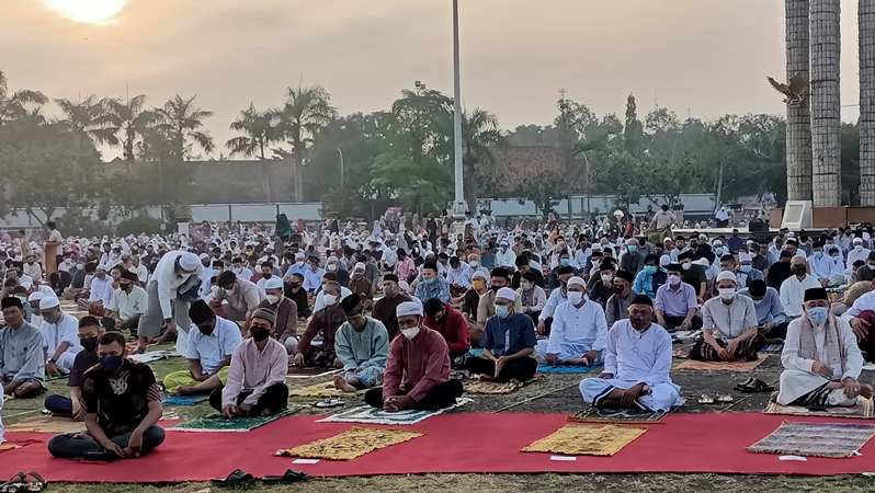 ribuan-jamaah-salat-idulfitri-di-alun-alun-indramayu.jpg
