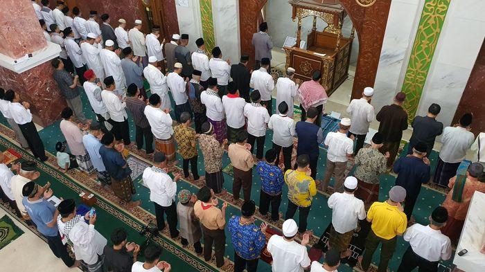 salat-gaib-dan-doa-bersama-untuk-Palestina-di-Masjid-Agung-AlImam-Majalengka-2023.jpg