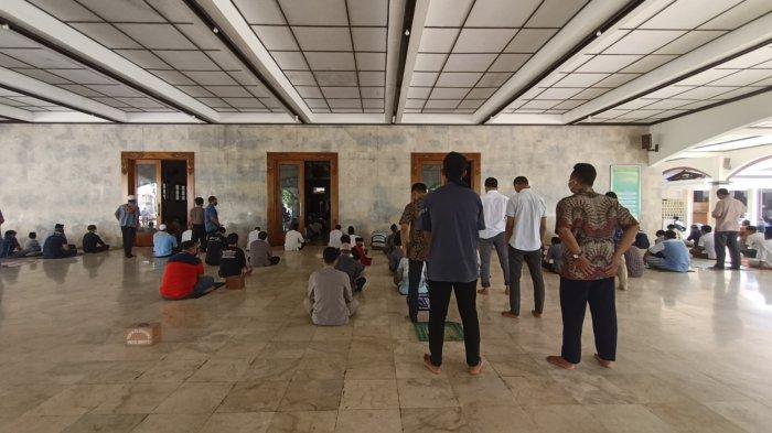 salat-jumat-di-masjid-agung-indramayu-30-juli.jpg