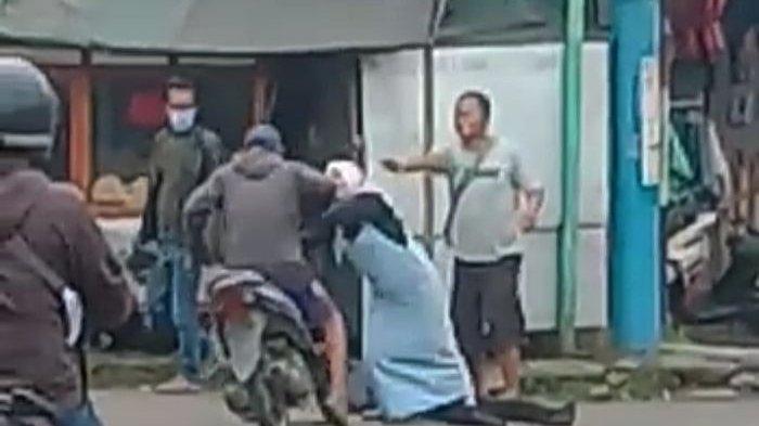seorang-ibu-melakukan-aksi-heroik-saat-ada-pelaku-pengeroyokan-akan-menggilas-tukang-atm.jpg