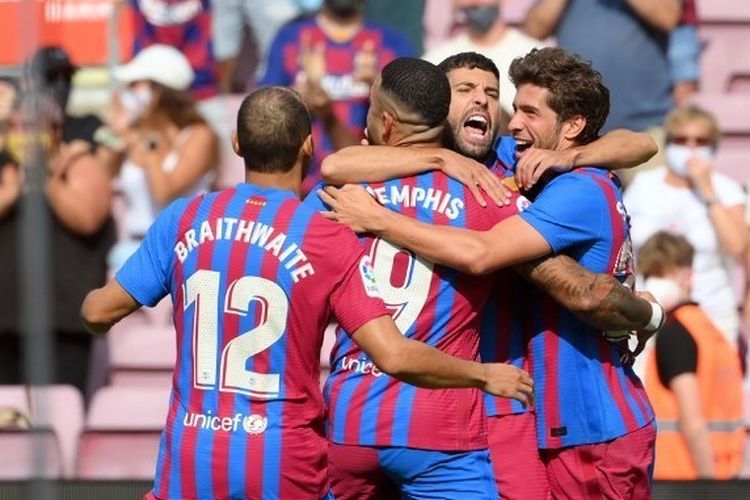 sergi-roberto-barcelona-kanan-ketika-merayakan-gol-bersama-rekan-satu-tim.jpg