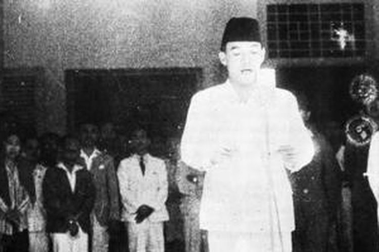 soekarno-membacakan-teks-proklamasi.jpg