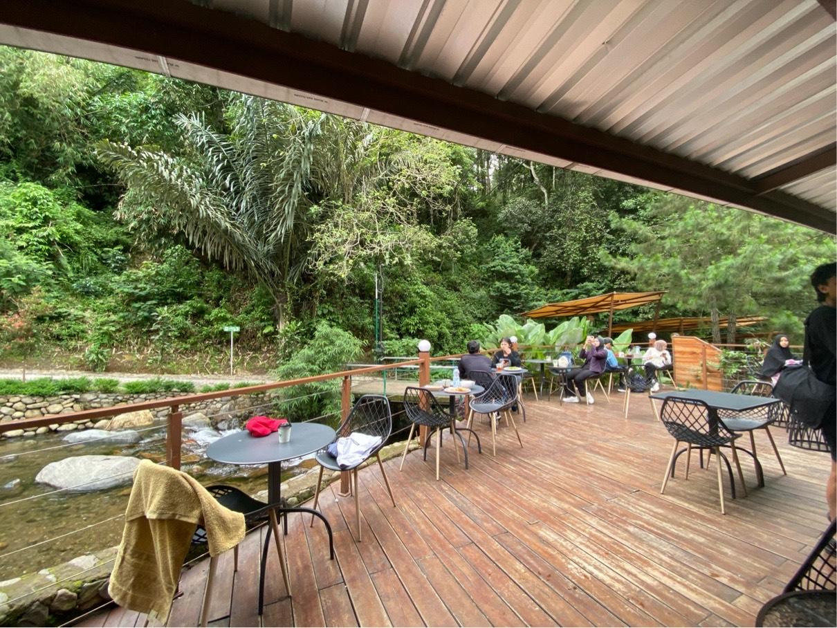 suasana-Riverdeck-Cafe-Gunung-Puntangv.jpg