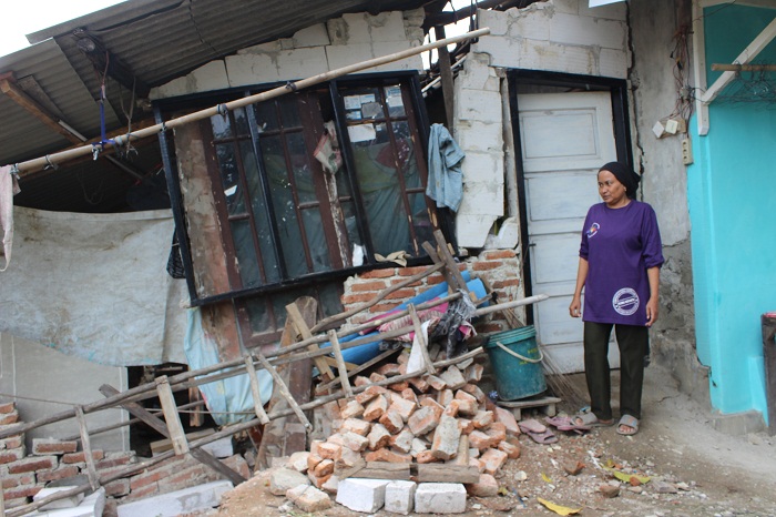 sudah-3-rumah-warga-rusak-akibat-tanah-ambles-di-kertasemaya-indramayu.jpg