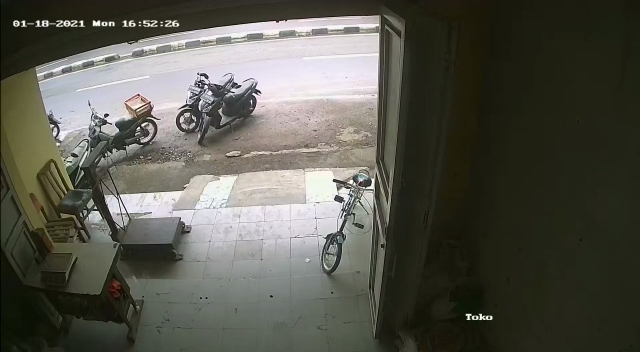 tangkapan-layar-rekaman-cctv-pencurian-sepeda-motor.jpg