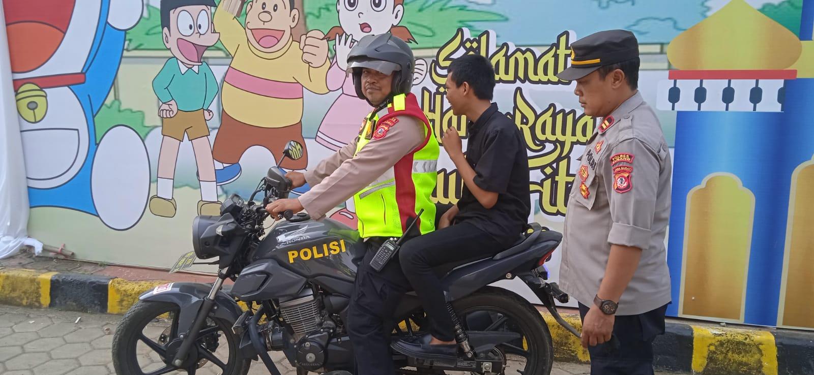 Remaja Laki-laki Tertinggal di Rest Area Tol Cipali, Dibantu Petugas Bertemu Orangtuanya