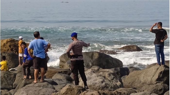 tim-sar-saat-lakukan-pencarian-anak-di-pantai-karanghawu.jpg
