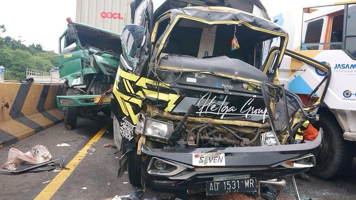 tol-cipularang-kecelakaan-tabrakan-beruntun-19102022-1.jpg