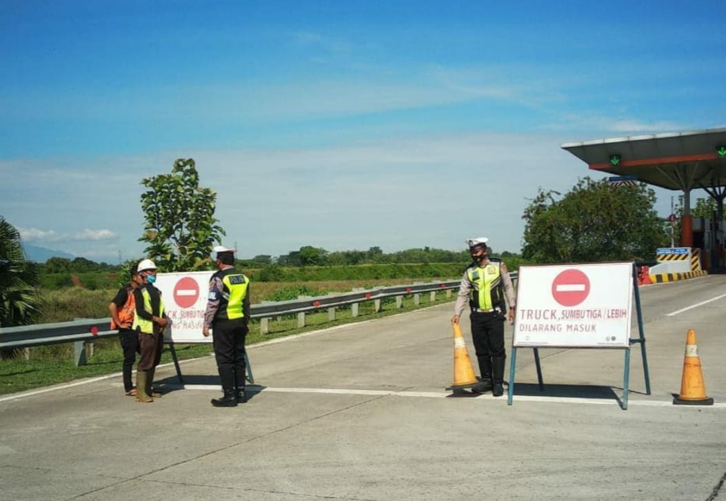 tutup-jalur-truk-ke-cipali.jpg