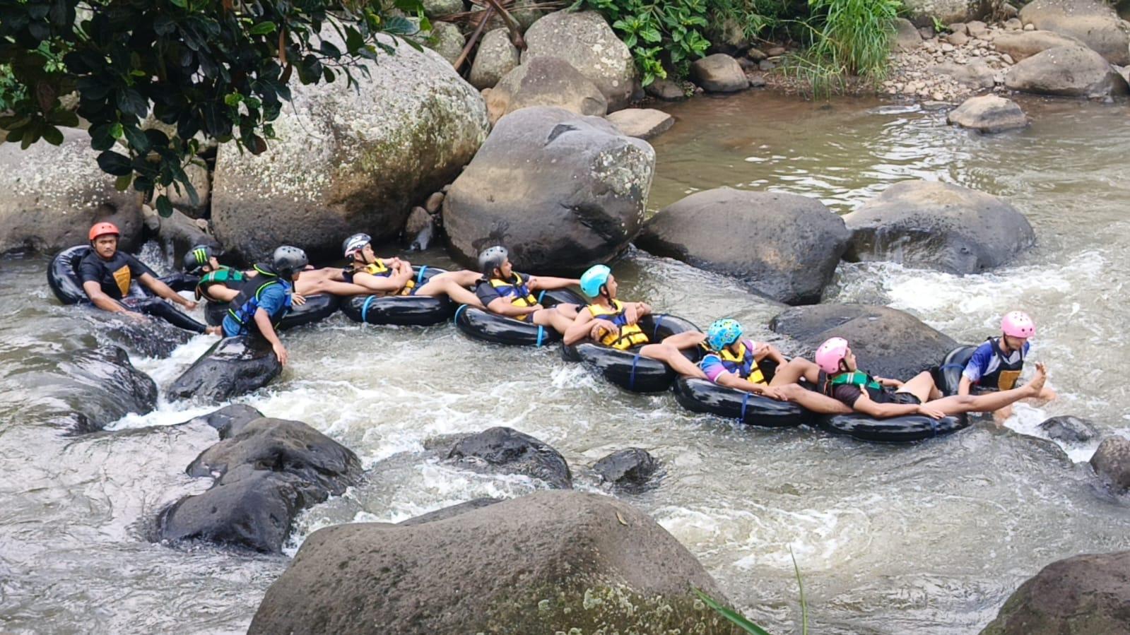 uasana-saat-para-pengunjung-menikmati-wahana-river-tubing-di-objek-wisata-Cadas-Ngampars.jpg