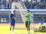 Ada-Apa-dengan-Marc-Klok-Tiba-tiba-Menepi-saat-Latihan-Bicara-Empat-Mata-dengan-Bojan-Hodak.jpg