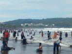 Aktivitas-Wisatawan-di-Pantai-Barat-PangandaranC.jpg