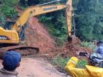 Alat-berat-saat-digunakan-mengeruk-material-longsor-yang-menutup-akses-jalan-Tamanjayas.jpg