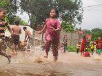 Anak-anak-saat-bermain-di-genangan-banjir-di-Desa-Dermayuf.jpg