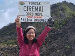 Anatasia-Yunifah-saat-berfoto-di-puncak-Gunung-Ciremaig.jpg