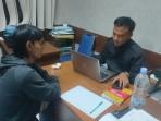 Anggota-Satreskrim-Polres-Tasikmalaya-Kota-ketika-memeriksa-terduga-pelaku-penusukanS.jpg