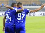 Barros-dan-Berguinho-Selebrasi.jpg