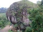 Batu-Raksasa-Batu-Iuh-di-Kampung-Cibatu-Iuh-Desa-Cikangkareng-Kecamatan-Cibinongd.jpg