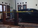 Bercak-darah-masih-terlihat-di-depan-kediaman-Mantand.jpg