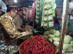 Bupati-Cirebon-Imron-Rosyadi-kedua-kiri-saat-mengecek-harga-bahan-pokokK.jpg