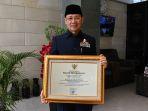 Bupati-Majalengka-Karna-Sobahi-meraih-penghargaanf.jpg